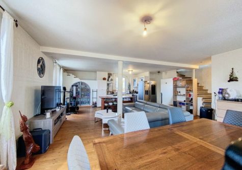 COSSONAY – Belle et grande maison atypique au coeur du village